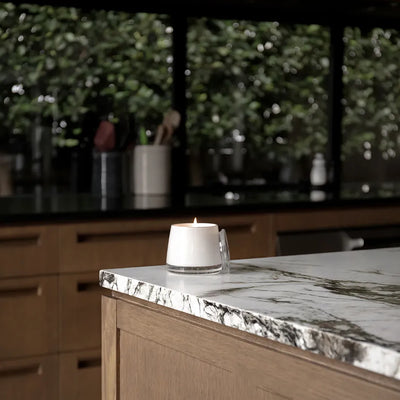 The Aromatherapy Co Therapy Candle Wild Berry & Jasmine tänt doftljus i köksmiljö