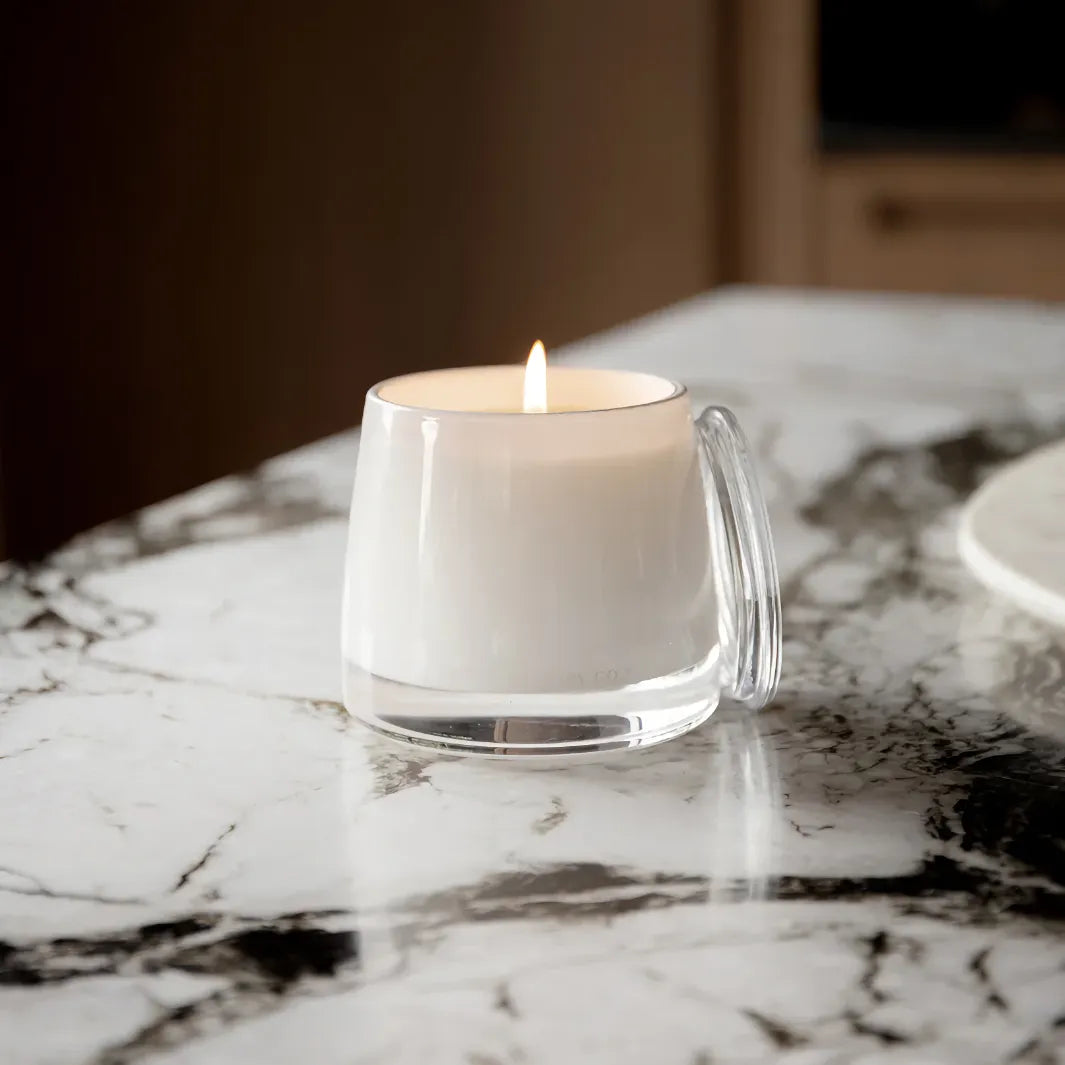 The Aromatherapy Co Therapy Candle Wild Berry & Jasmine tänt doftljus på marmorbänk