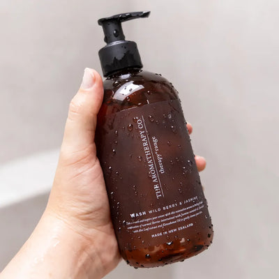 The Aromatherapy Co Wash Wild Berry & Jasmine Hand & Body Wash 500 ml i handen efter dusch