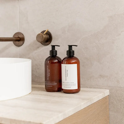 The Aromatherapy Co Lotion Wild Berry & Jasmine med matchande Wash i badrumsmiljö