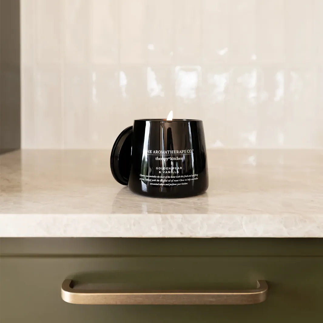 The Aromatherapy Co Therapy Kitchen Golden Pear & Vanilla tänt doftljus på köksbänk