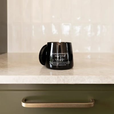 The Aromatherapy Co Therapy Kitchen Golden Pear & Vanilla tänt doftljus på köksbänk