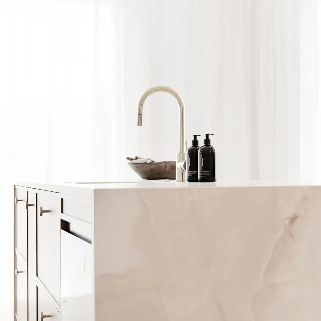 The Aromatherapy Co Wash Golden Pear & Vanilla handtvål i ljus köksmiljö