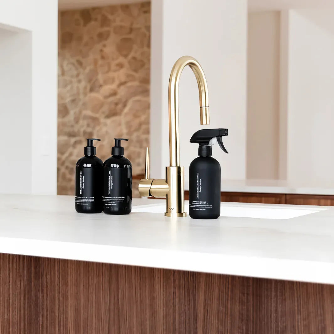 The Aromatherapy Co Golden Pear & Vanilla handtvål med matchande produkter vid köksblandare