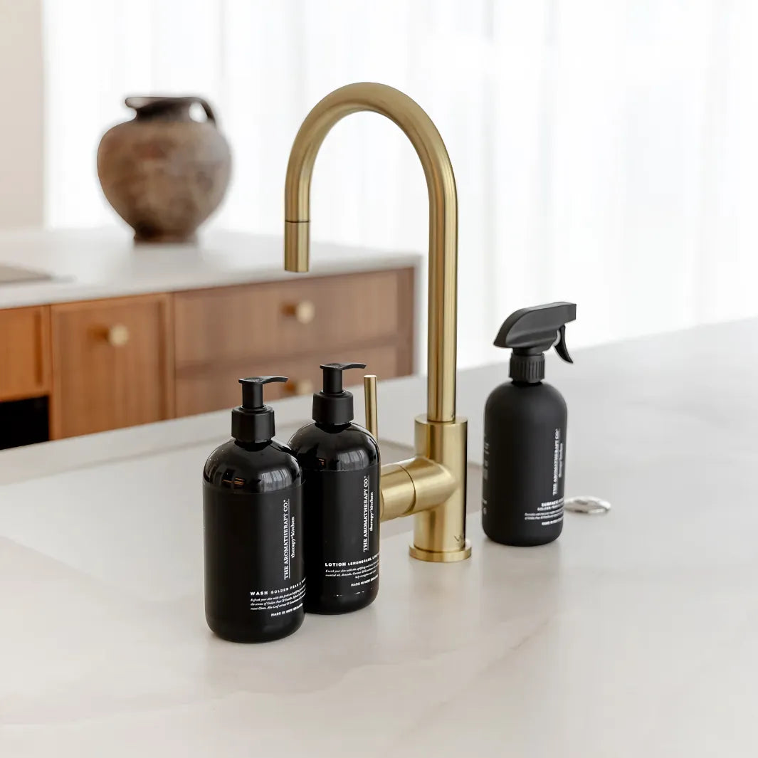 The Aromatherapy Co Therapy Kitchen handtvål och handlotion vid köksblandare