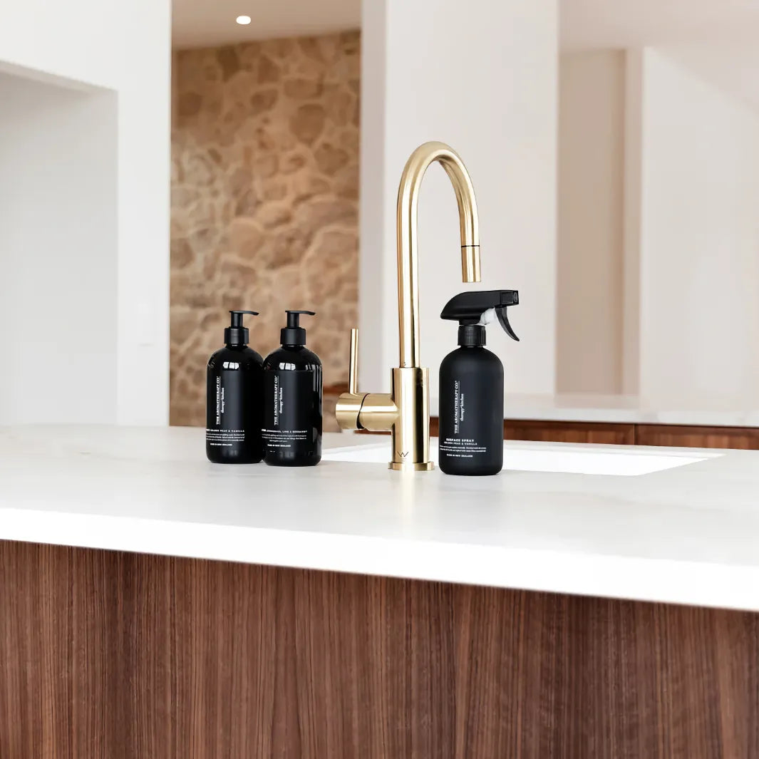 The Aromatherapy Co Therapy Kitchen handvårdsprodukter och Surface Spray vid köksblandare
