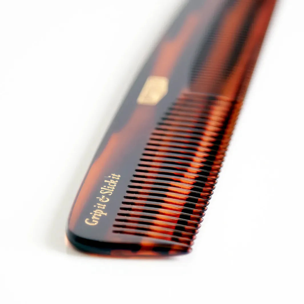 Närbild av Uppercut Deluxe CT5 Tortoise Shell Comb – Smala och breda tänder för ultimat precision och kontroll vid kamning