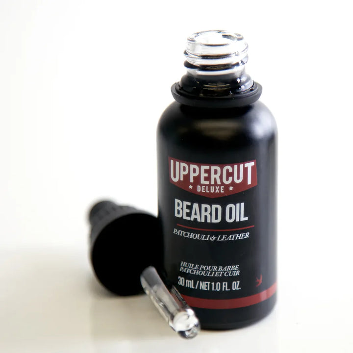 Uppercut Deluxe Beard Oil med doft av patchouli och läder. Den lätta formulan på skäggoljan ger näring och mjukgör