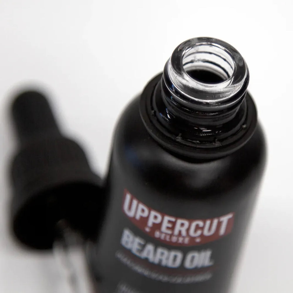 Uppercut Deluxe Beard Oil med smidig applikator för enkel och exakt dosering av skäggoljan