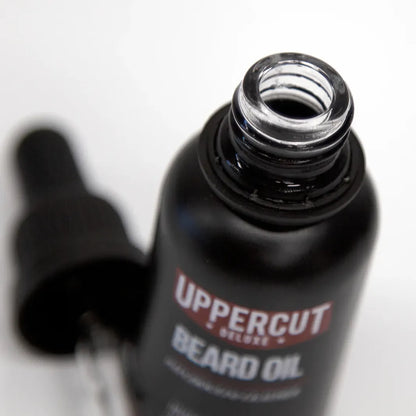 Uppercut Deluxe Beard Oil med smidig applikator för enkel och exakt dosering av skäggoljan